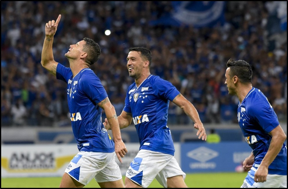 Thiago Neves apontando para o céu. Edilson e Robinho correndo em sua direção.